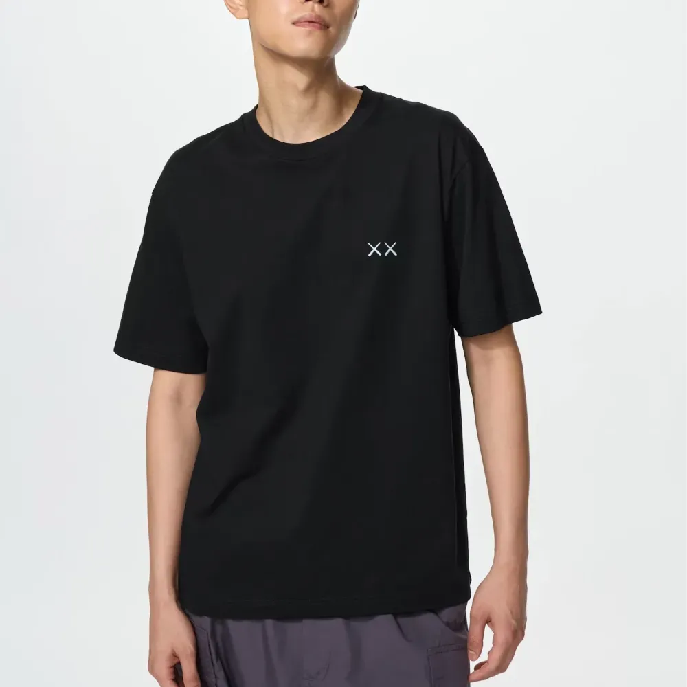 KAWS x Uniqlo Camiseta Universe UT Moon Black foto 1