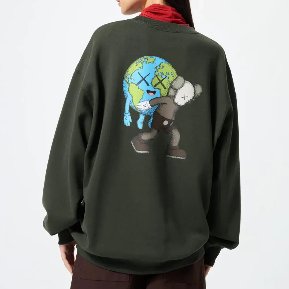 KAWS x Uniqlo Moletom Universe Earth Gray foto 2