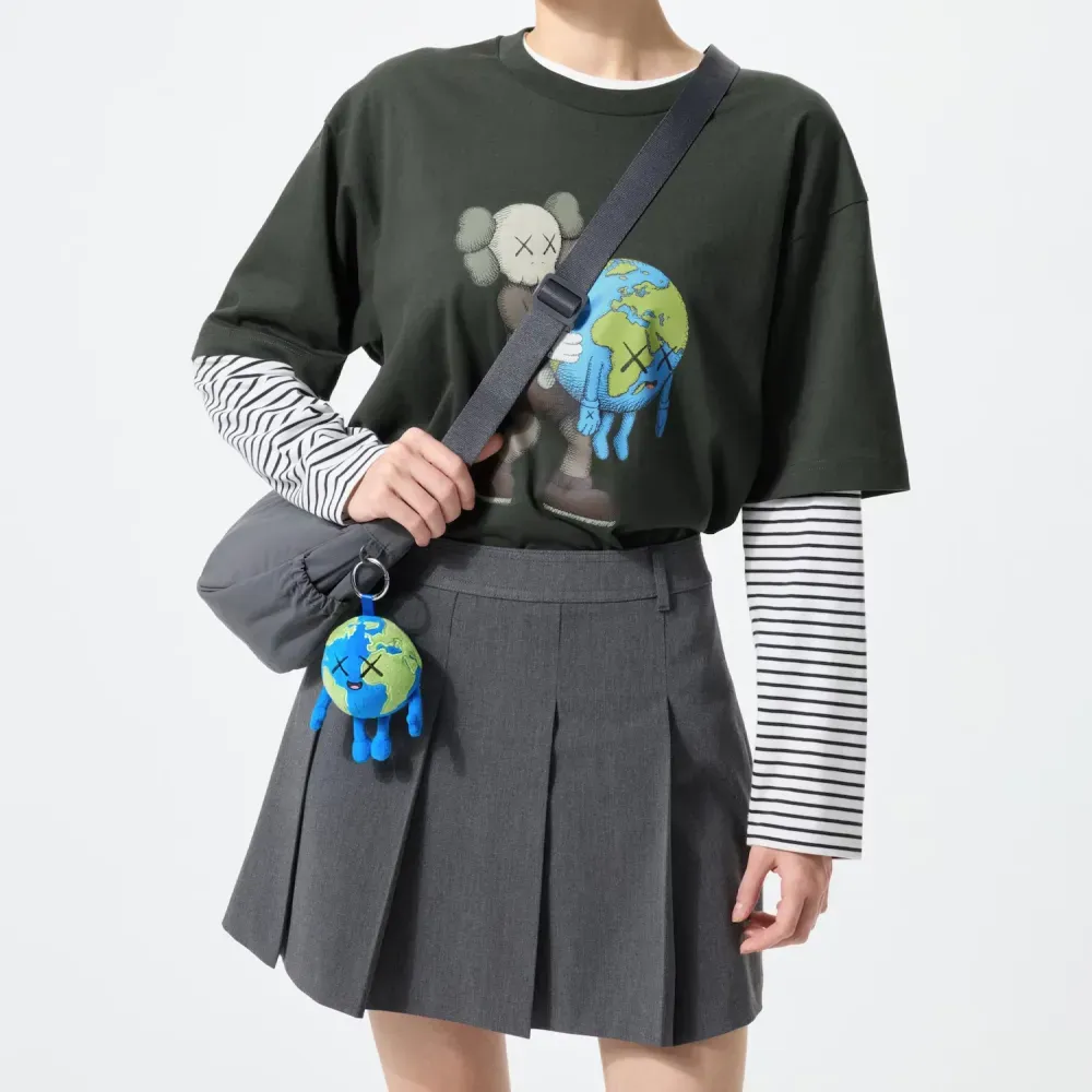 KAWS x Uniqlo Chaveiro Universe Charm Earth Blue foto 3