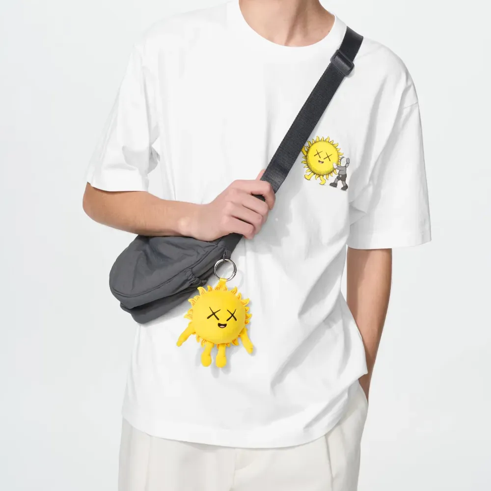 KAWS x Uniqlo Chaveiro Universe Charm Sun Yellow foto 3