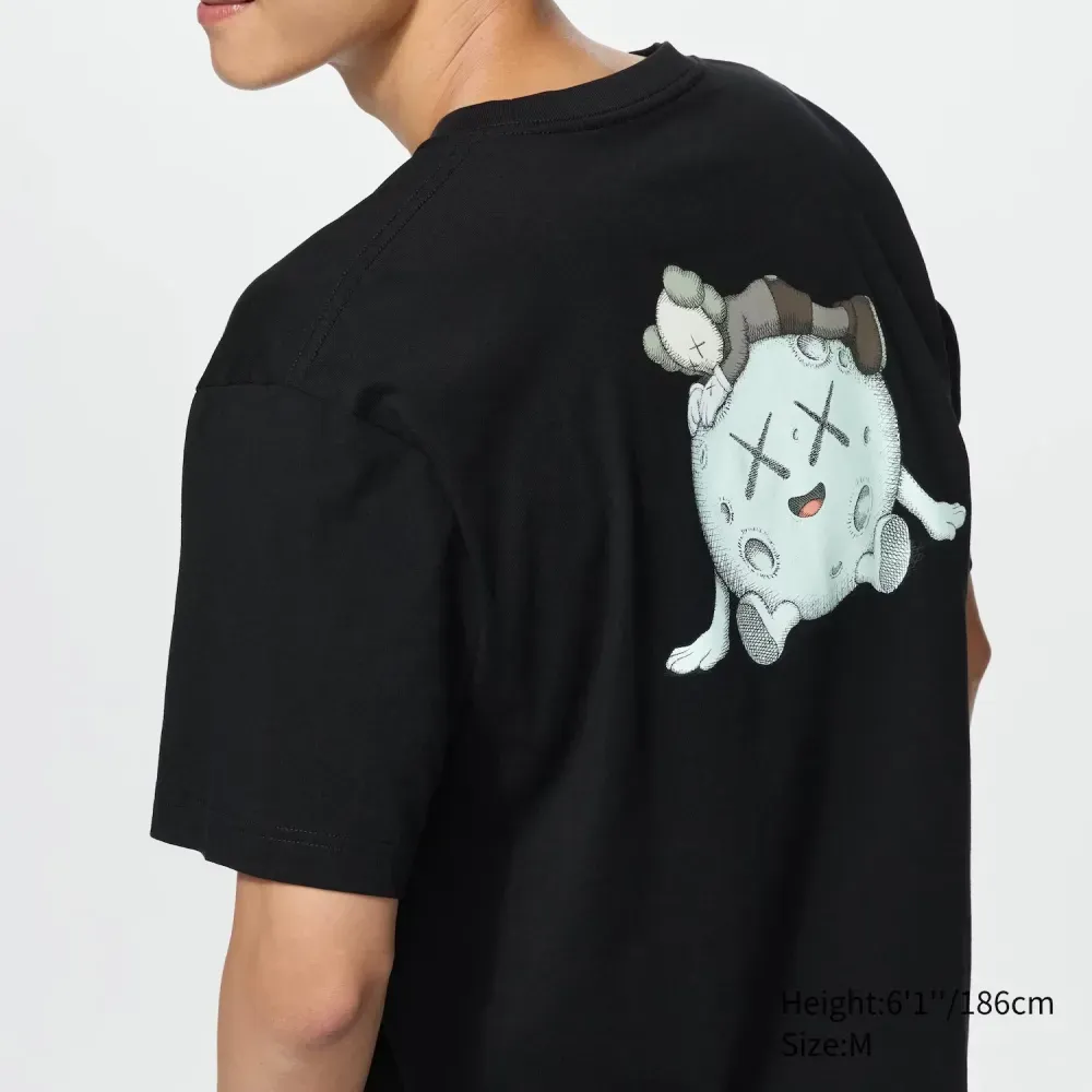 KAWS x Uniqlo Camiseta Universe UT Moon Black foto 2