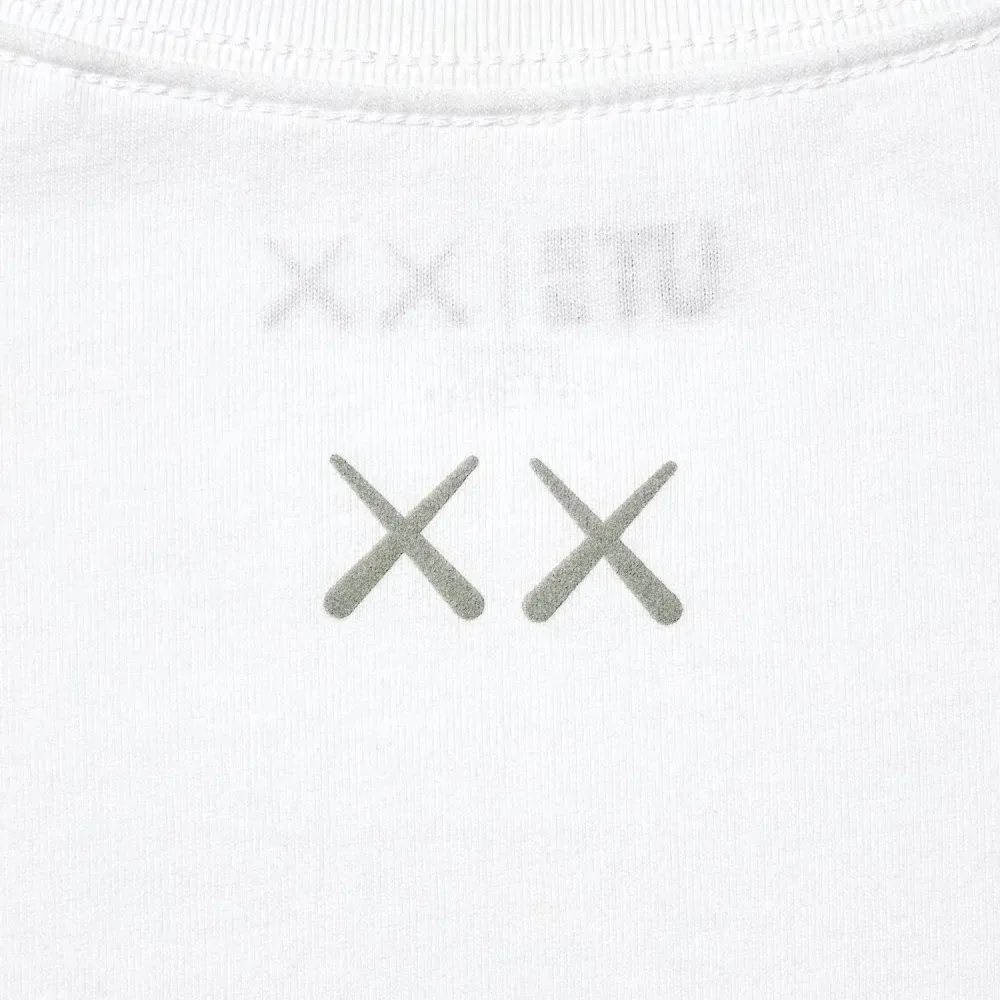 KAWS x Uniqlo Camiseta Universe UT Graphic White foto 3