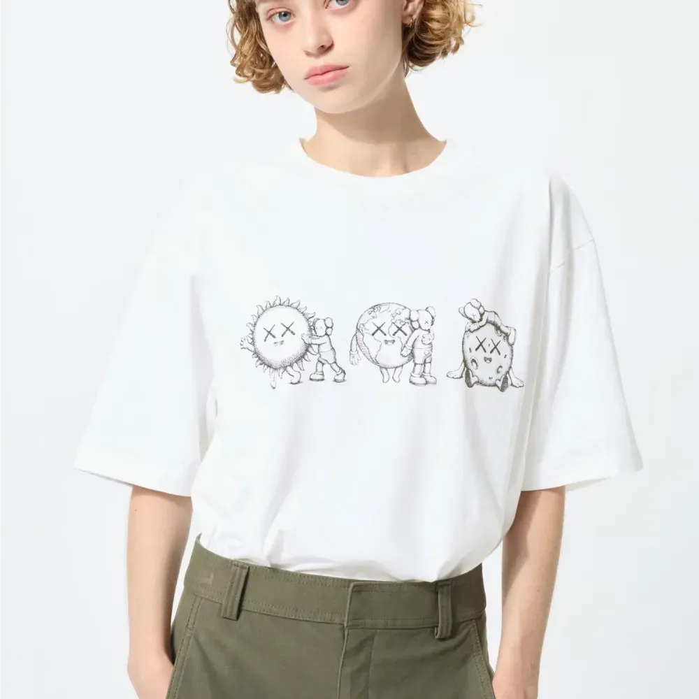 KAWS x Uniqlo Camiseta Universe UT Line Art White foto 2