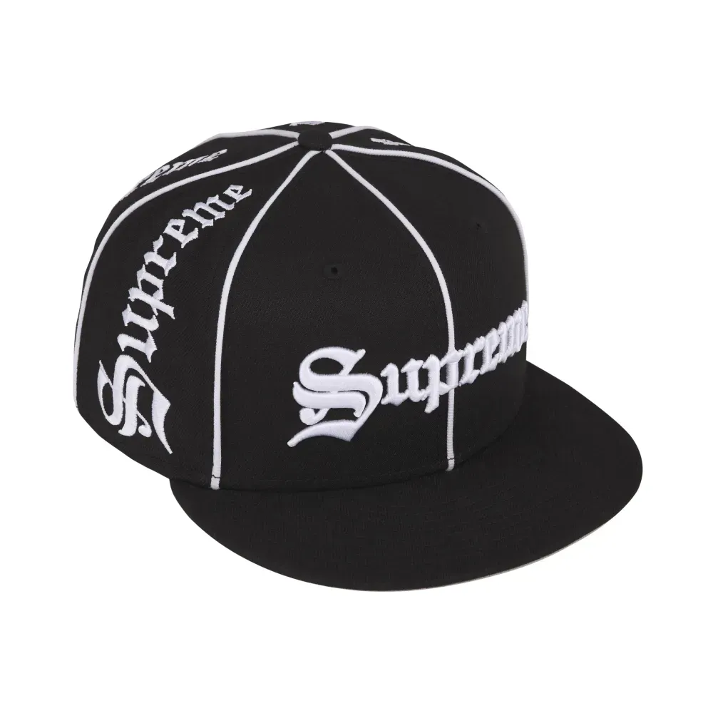 New Era x Supreme Boné Piping Script Black FW26-W7 foto 1