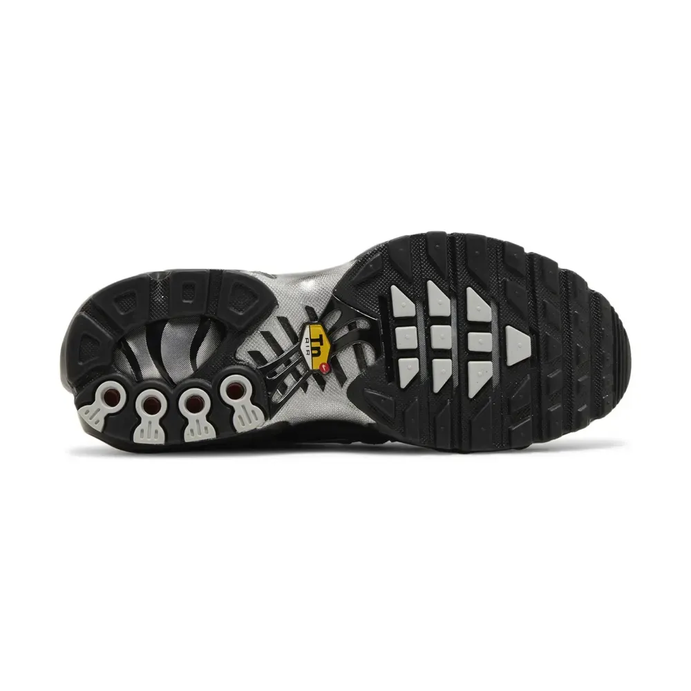 Nike Air Max Plus Black Suede Silver Feminino foto 4