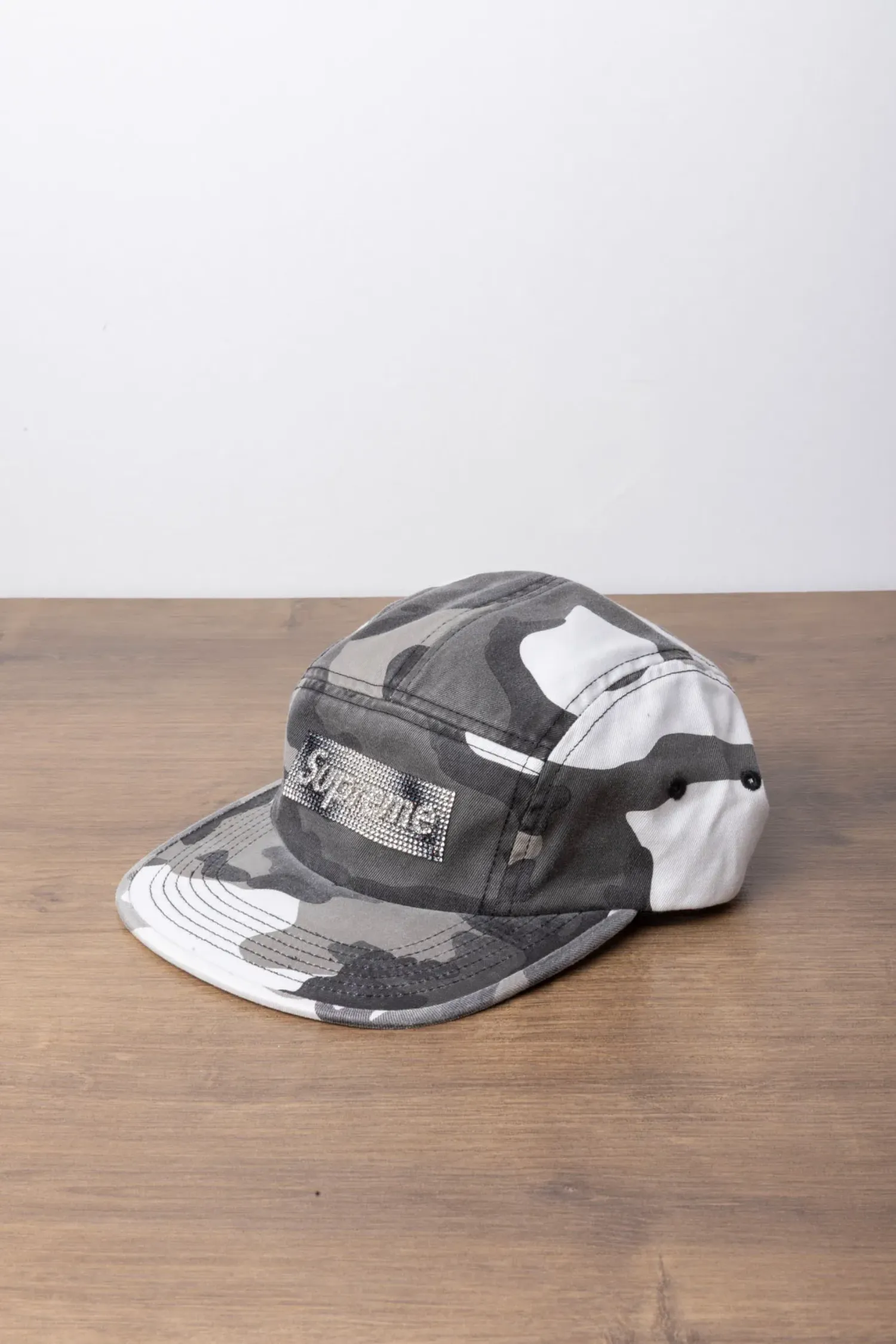 Boné Supreme Rhinestone Label Camp Snow Camo FW26-W5
