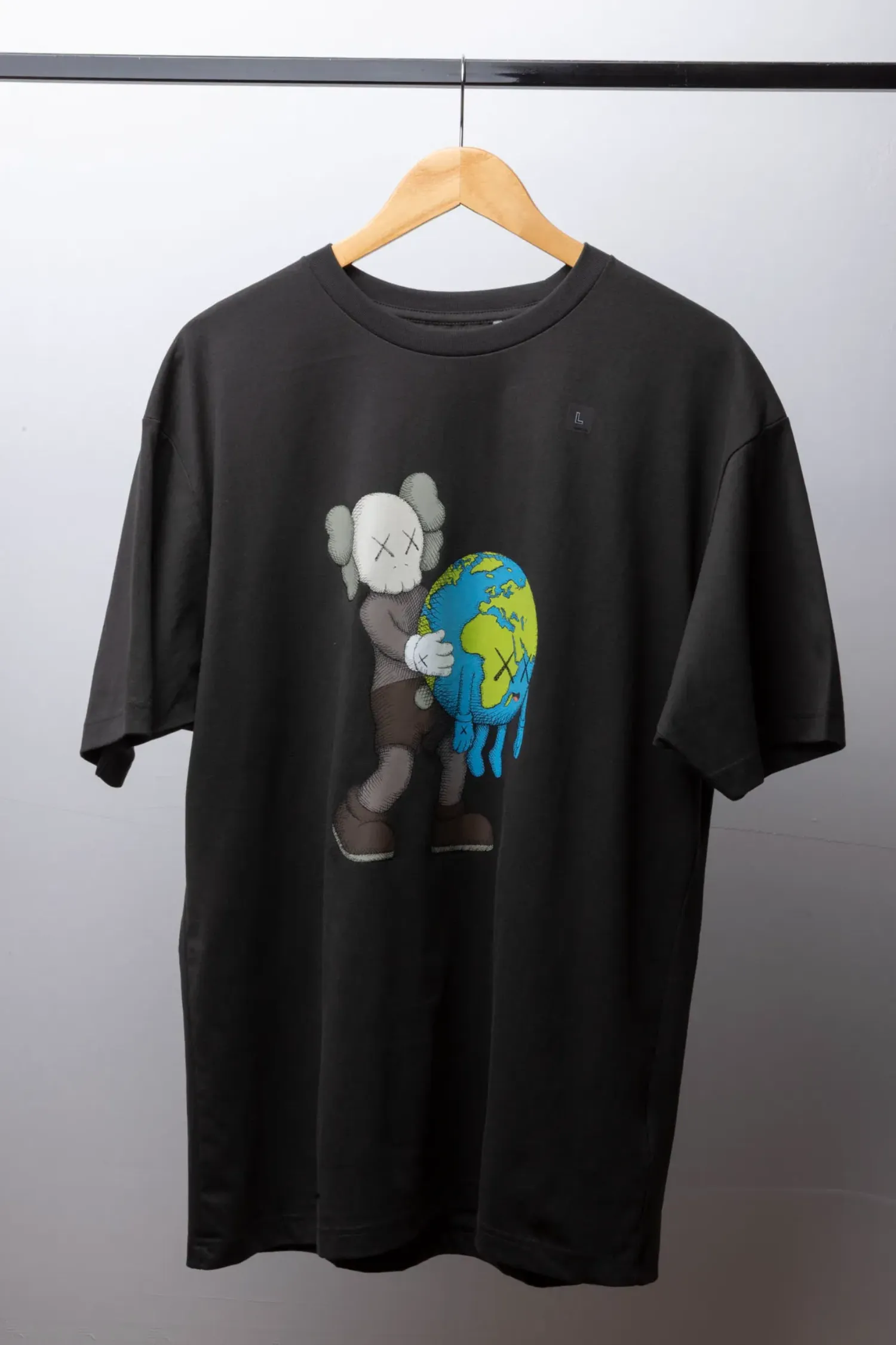 Camiseta Kaws x Uniqlo Universe  Graphic Grey