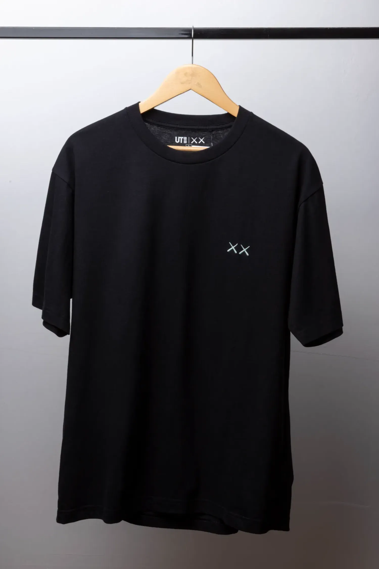 Camiseta Kaws x Uniqlo Universe Graphic Moon Black