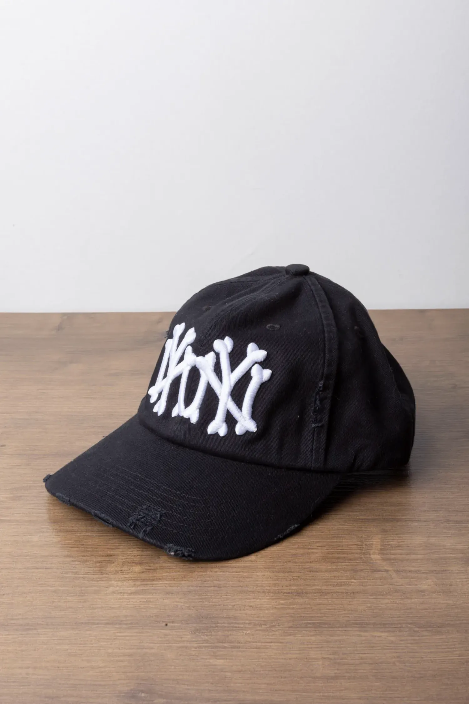 Boné oMA Studios NY NY Bones Distressed Black White — Único, Novo