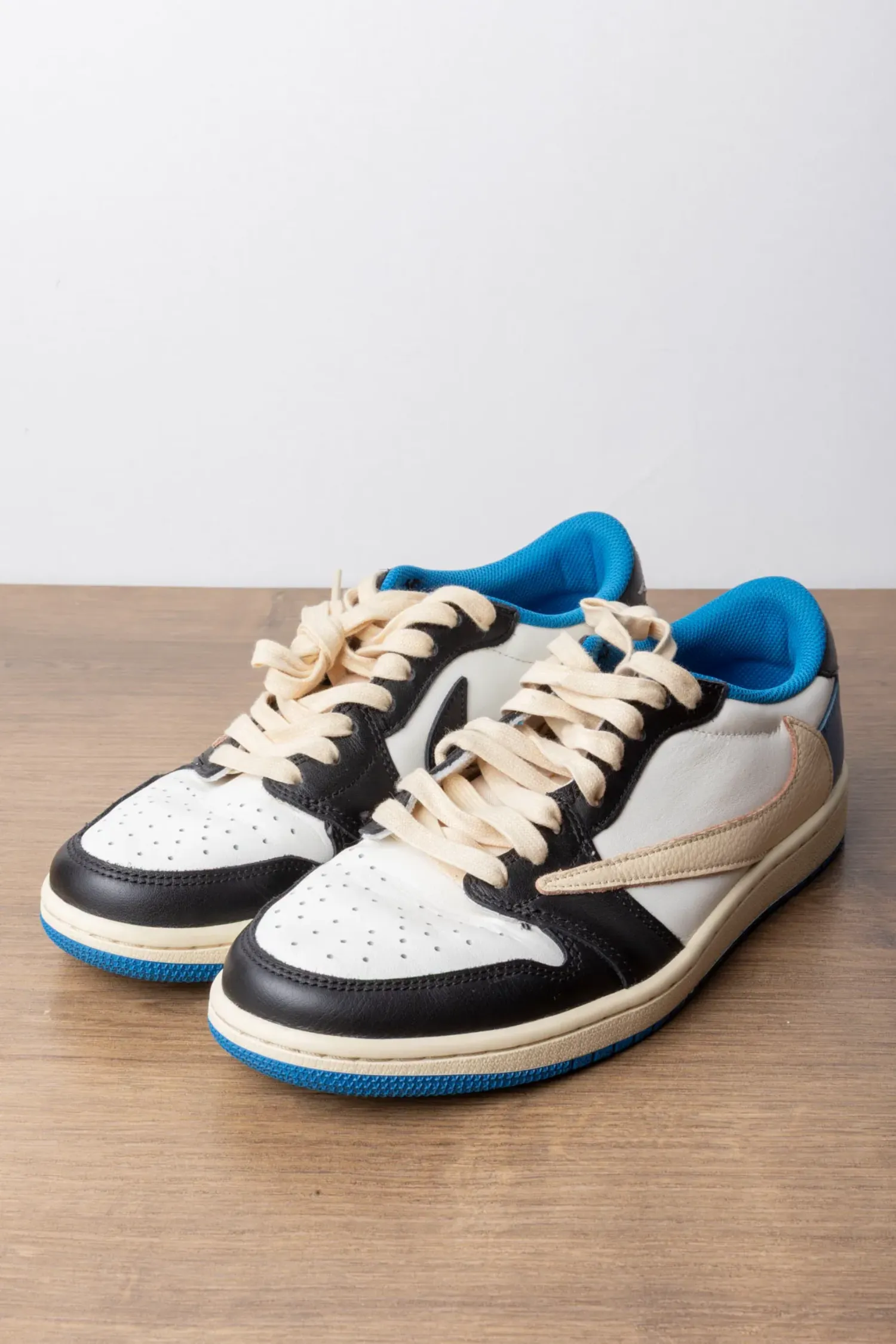 Fragment Design x Travis Scott x Air Jordan 1 Low — 39, Usado