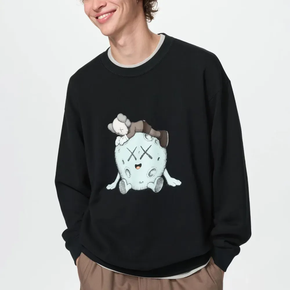 KAWS x UNIQLO Moletom Crewneck Universe Black foto 2