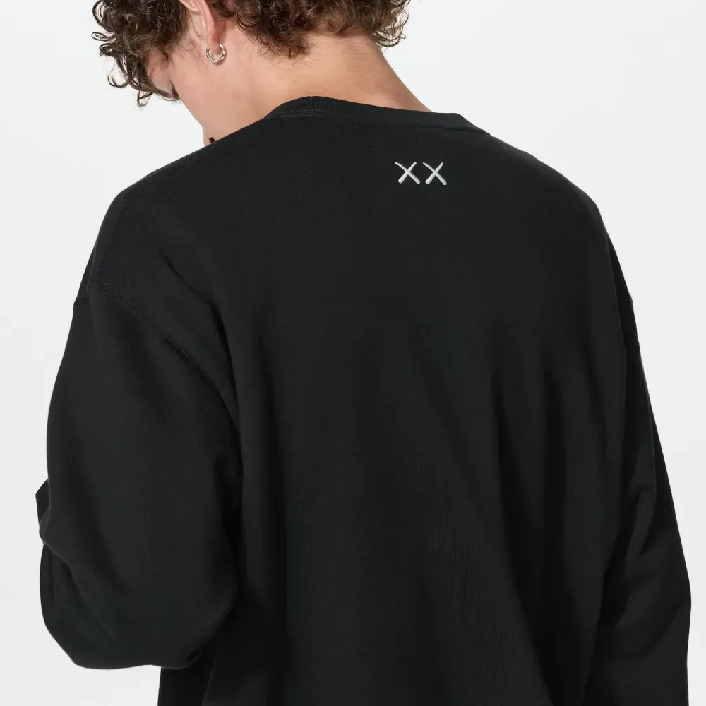 KAWS x UNIQLO Moletom Crewneck Universe Black foto 3