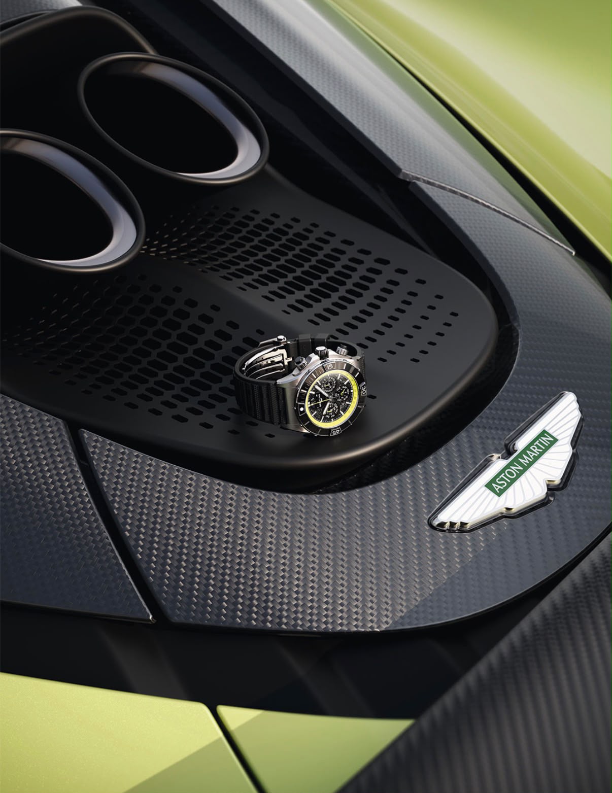 Breitling e Aston Martin anunciam Super Chronomat exclusivo para donos do Valhalla