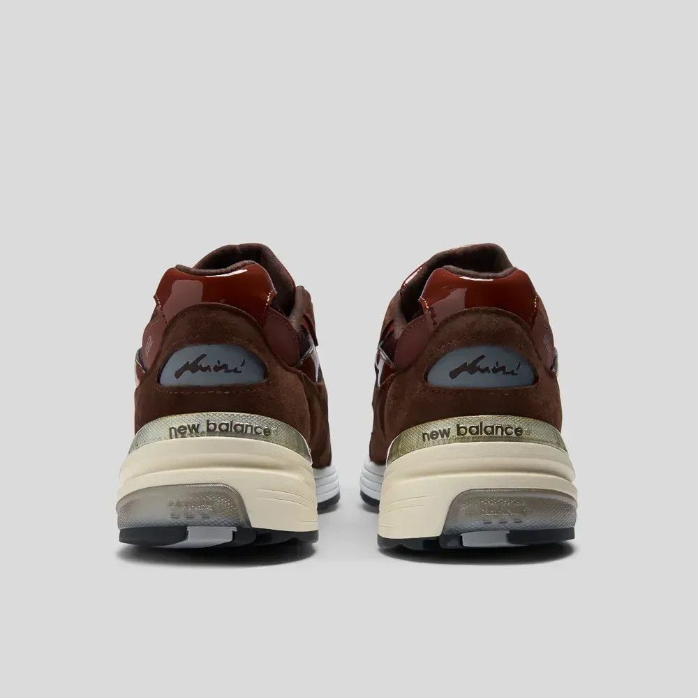 Aminé x New Balance 992 Outdoor School Chocolate Amber foto 4