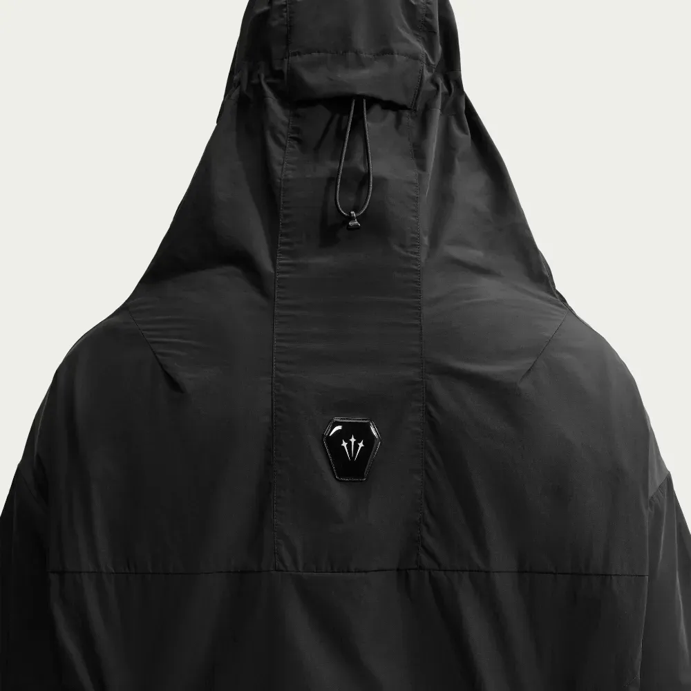 NOCTA x Nike Jaqueta Shroud Cut Black foto 3