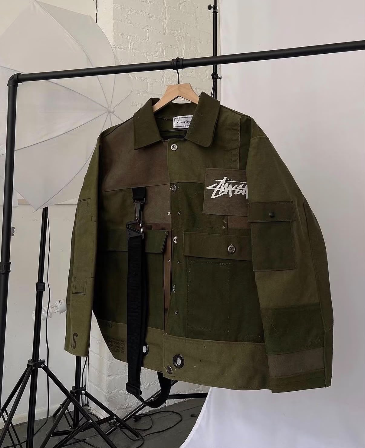 Stüssy e Nike desenvolvem jaqueta a partir de bolsas militares reaproveitadas stussy e nike desenvolvem jaqueta a partir de bolsas militares reaproveitadas whatsapp image 2026 10 20 at 14 08 25 1