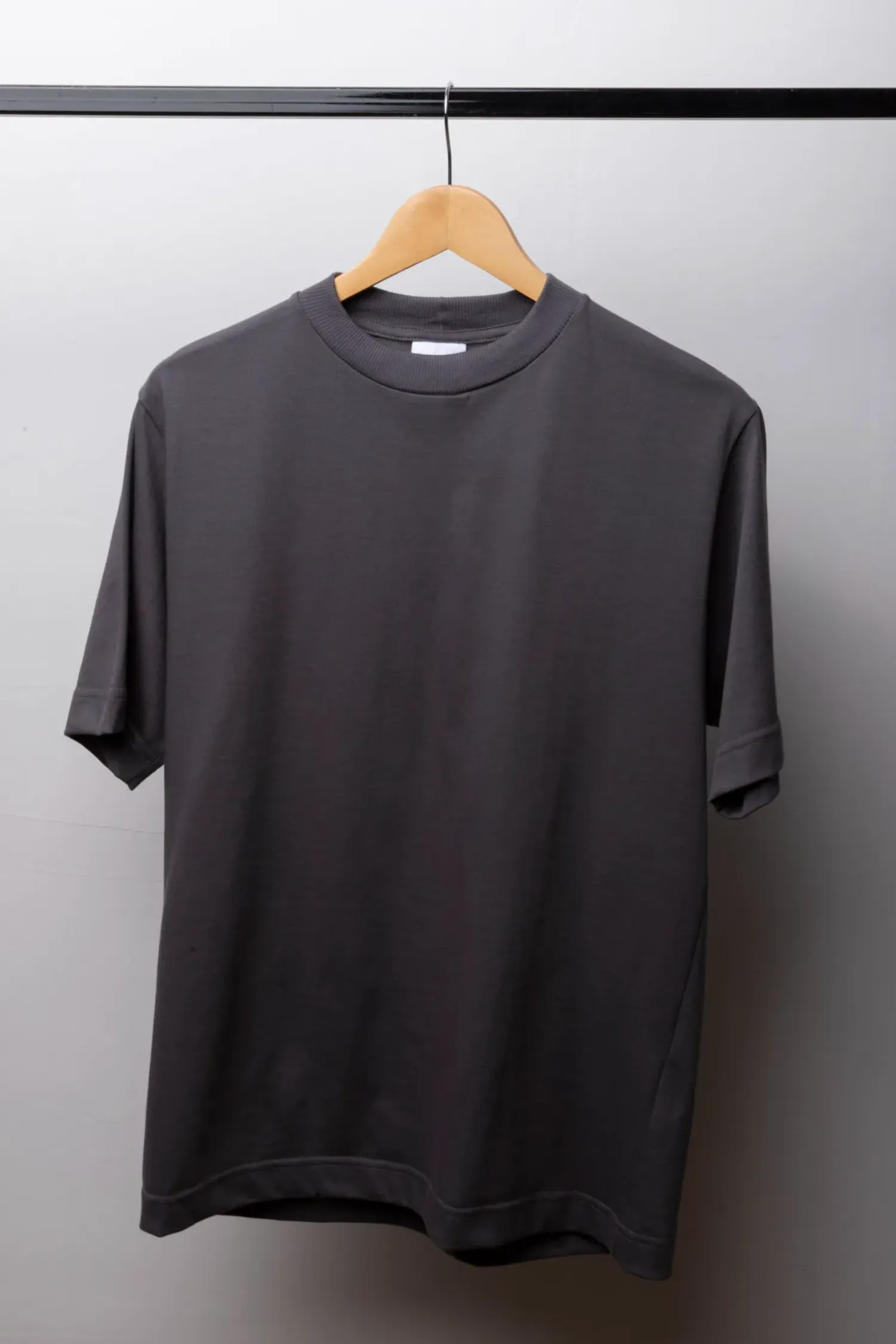 Camiseta Romã Premium Clássica Charcoal