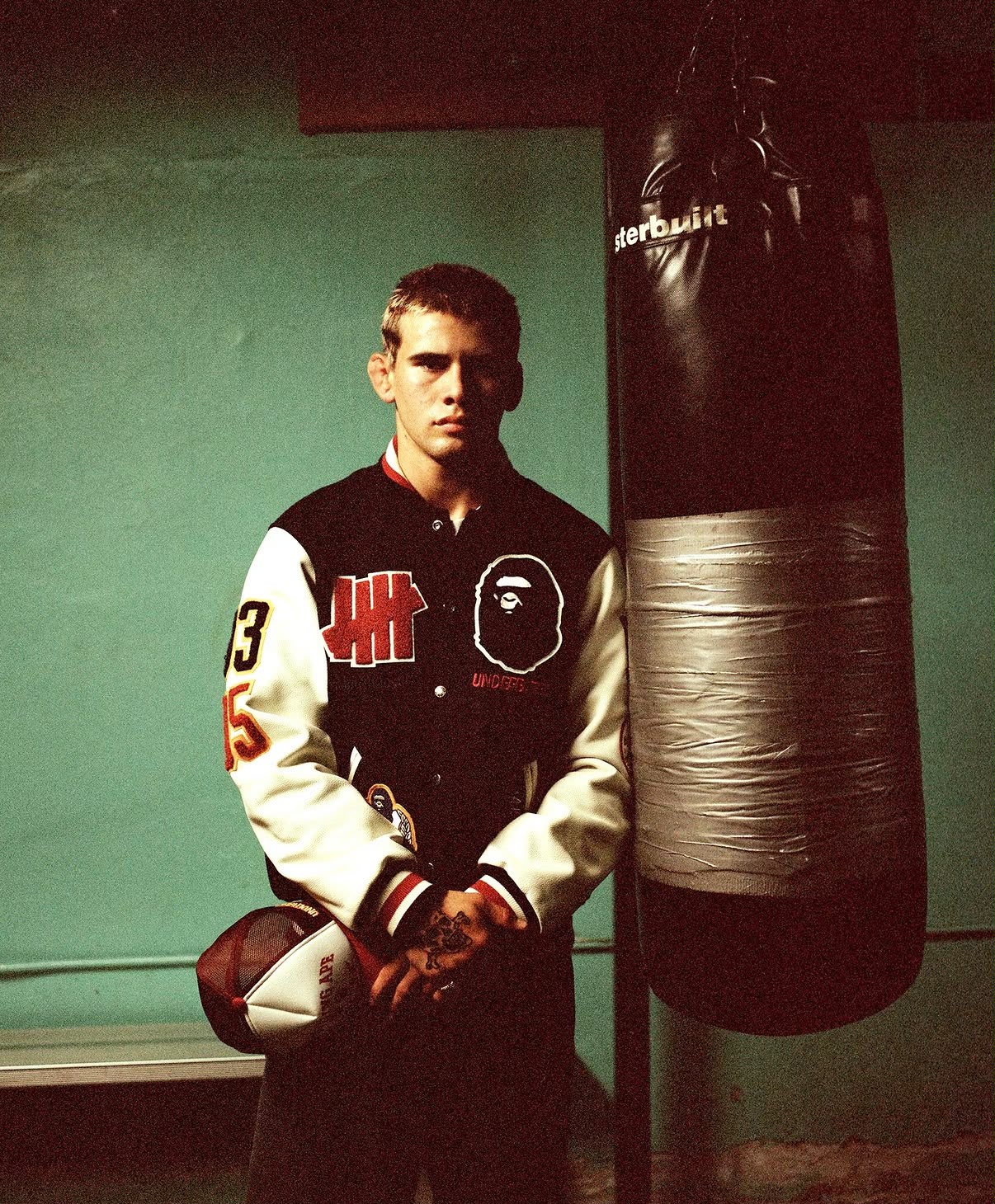 BAPE e UNDEFEATED apresentam nova coleção inspirada no universo da luta livre