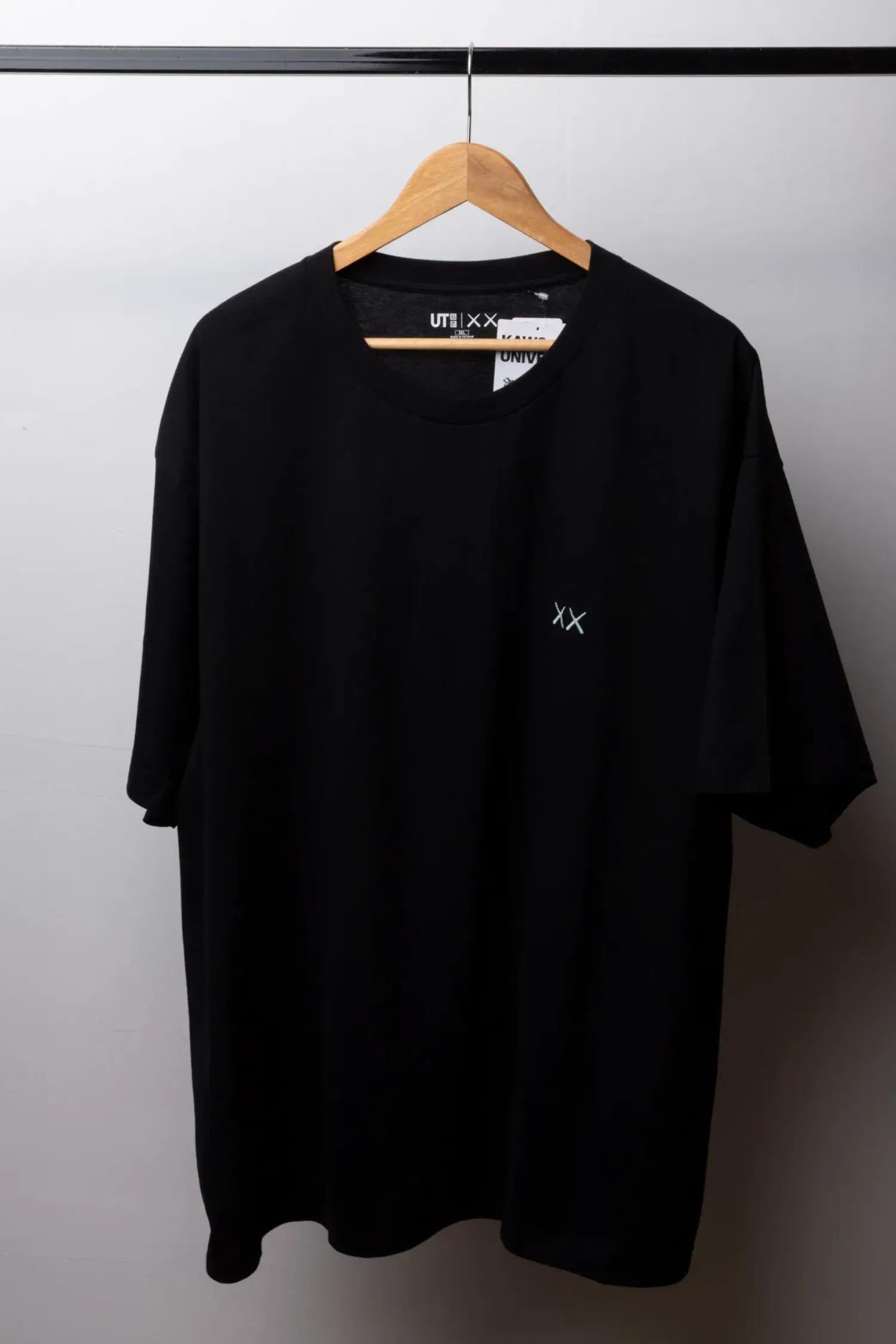 KAWS x Uniqlo Camiseta Universe UT Moon Black
