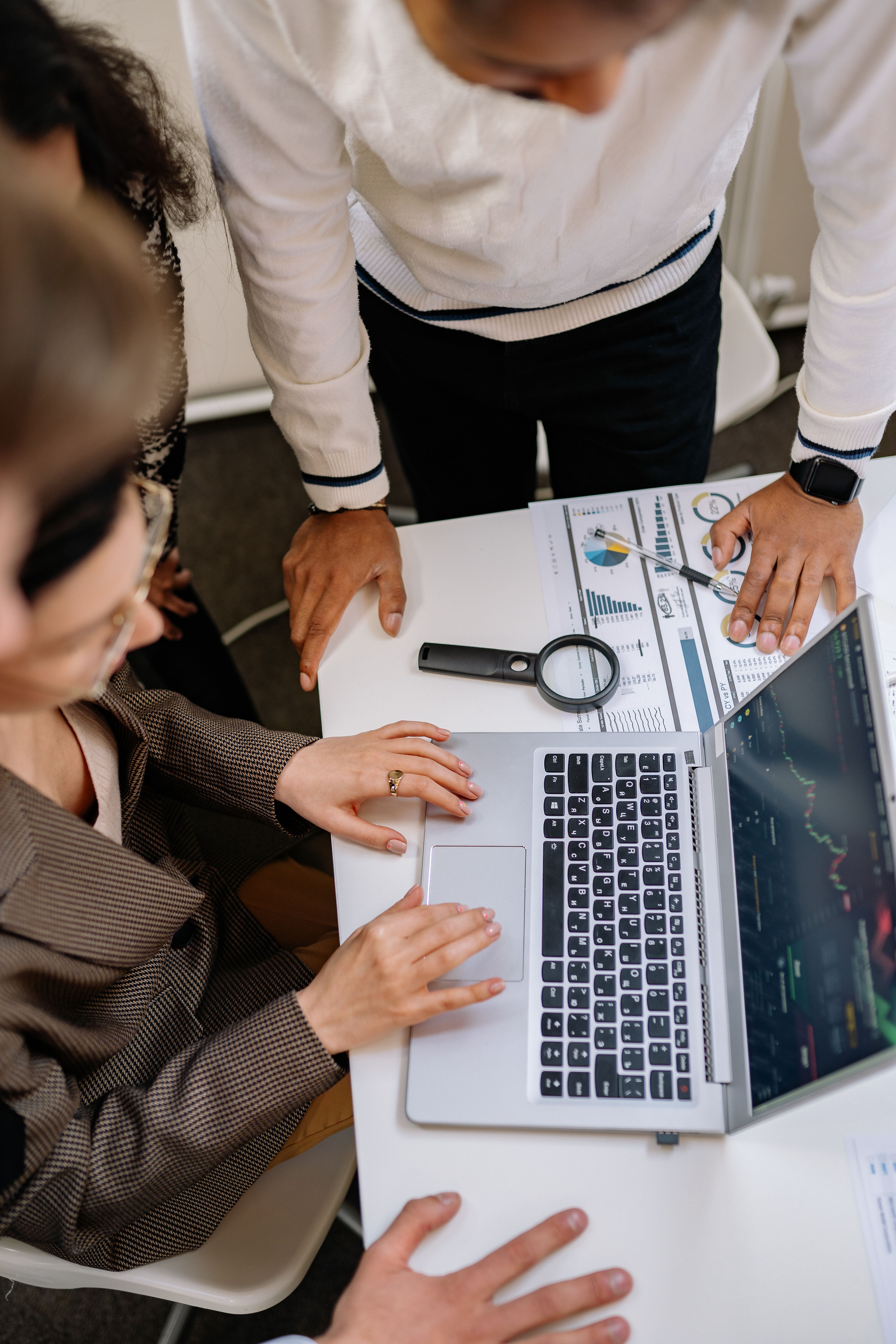 Equipe analisando dados de clientes e cobrancas em um notebook